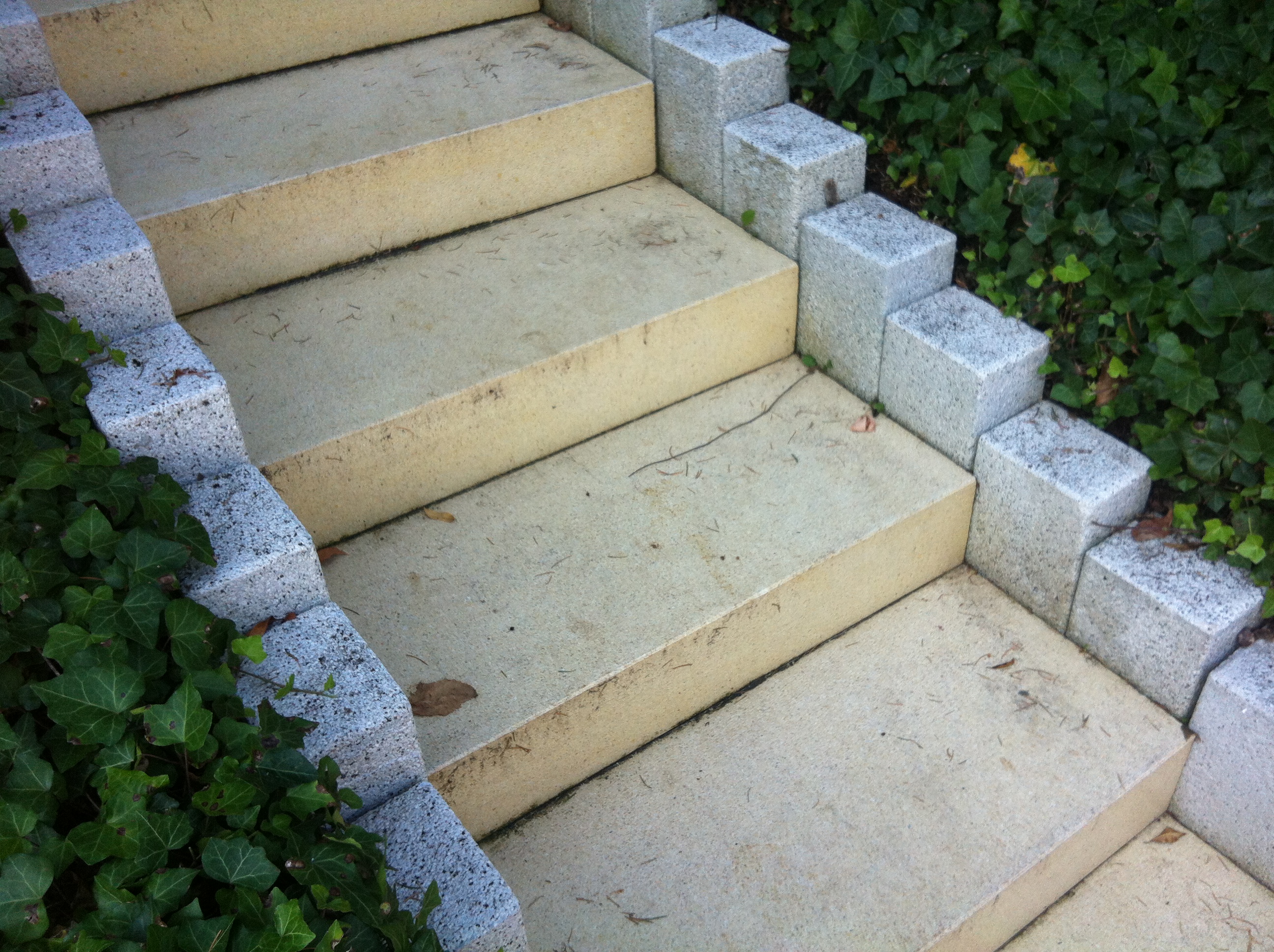 Verschmutze farbige Betontreppenstufen